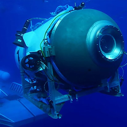 Dieses von OceanGate Expeditions herausgegebene Foto zeigt das Tauchboot „Titan“, das von seiner Plattform aus startet. Das Gefährt wird seit Sonntagvormittag (18.06.2023, Ortszeit) vermisst.