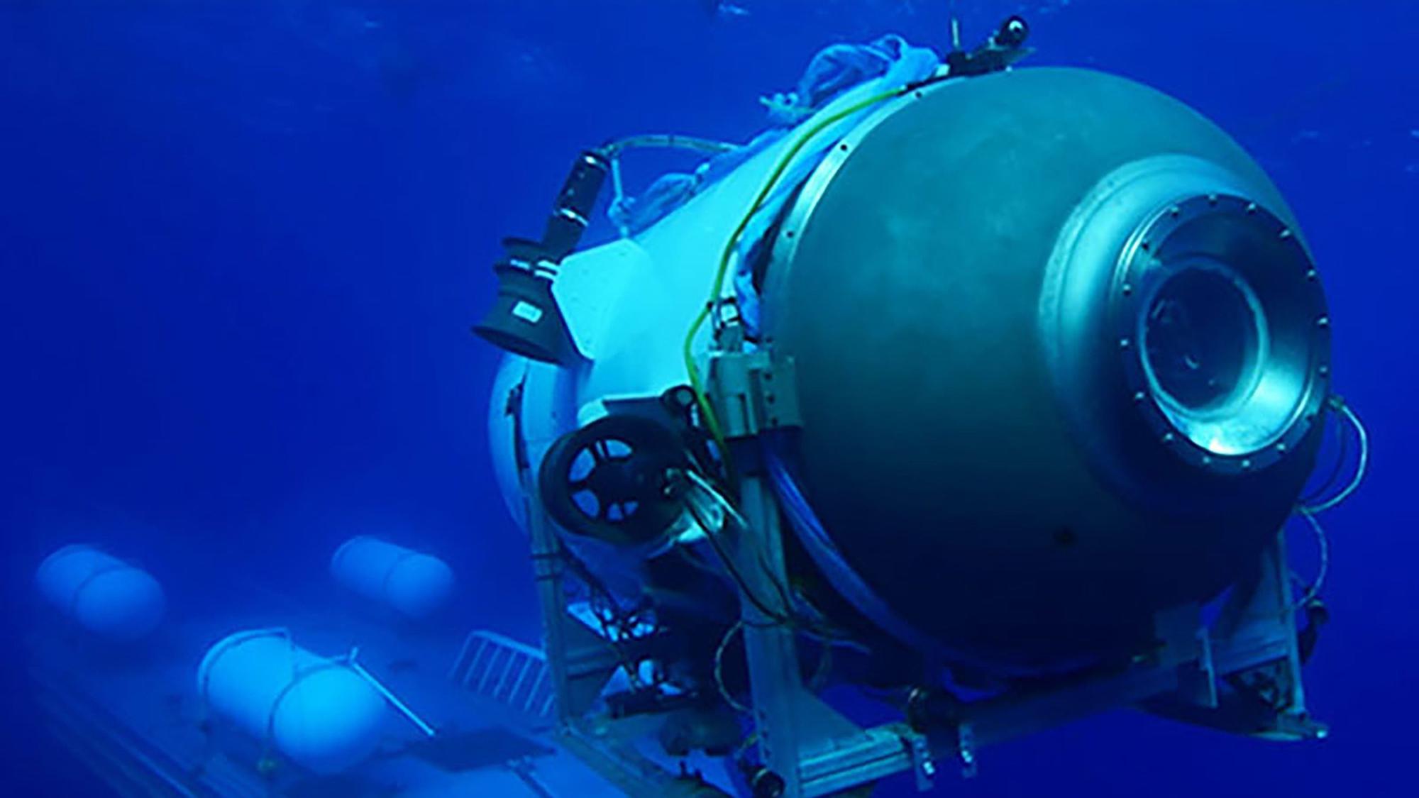 Dieses undatierte, von OceanGate Expeditions herausgegebene Foto zeigt das Tauchboot „Titan“, das von seiner Plattform aus startet. Das Gefährt wird seit Sonntagvormittag vermisst.