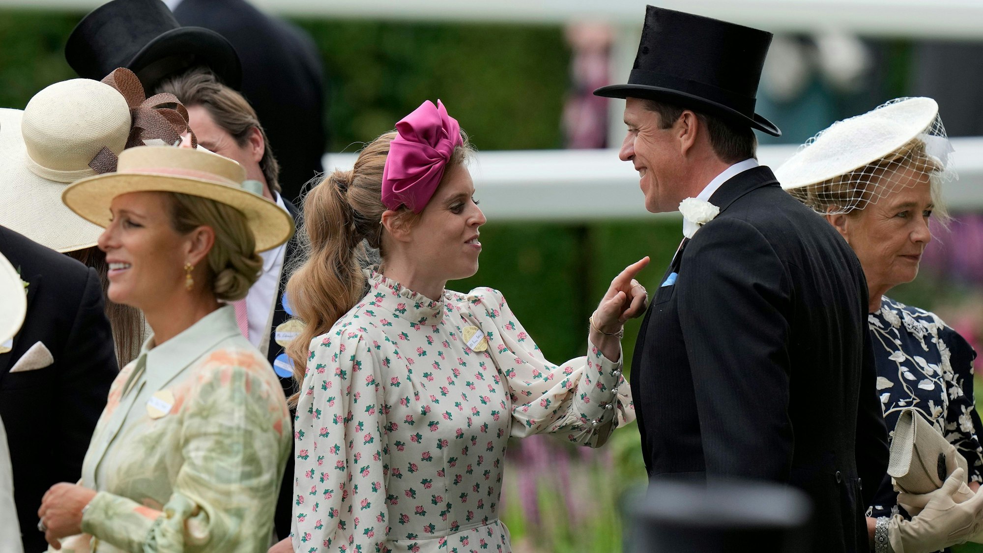 Prinzessin Beatrice (Mitte) gestikuliert bei ihrer Ankunft am ersten Tag des Royal Ascot Pferderennens auf der Rennbahn in Ascot.