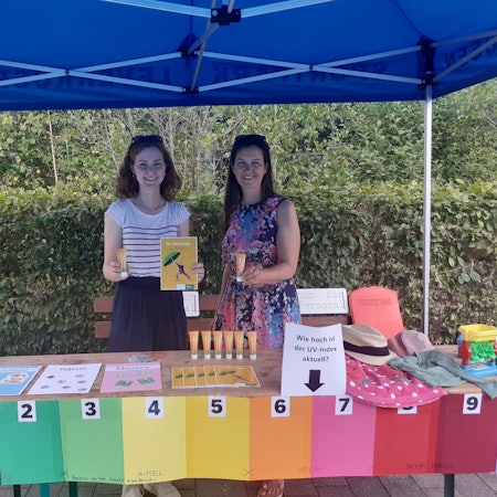 Anika Küppers und Viktoria Daniel zeigten den Leverkusenern, wie wichtig das Eincremen beim Sonnenbaden ist.