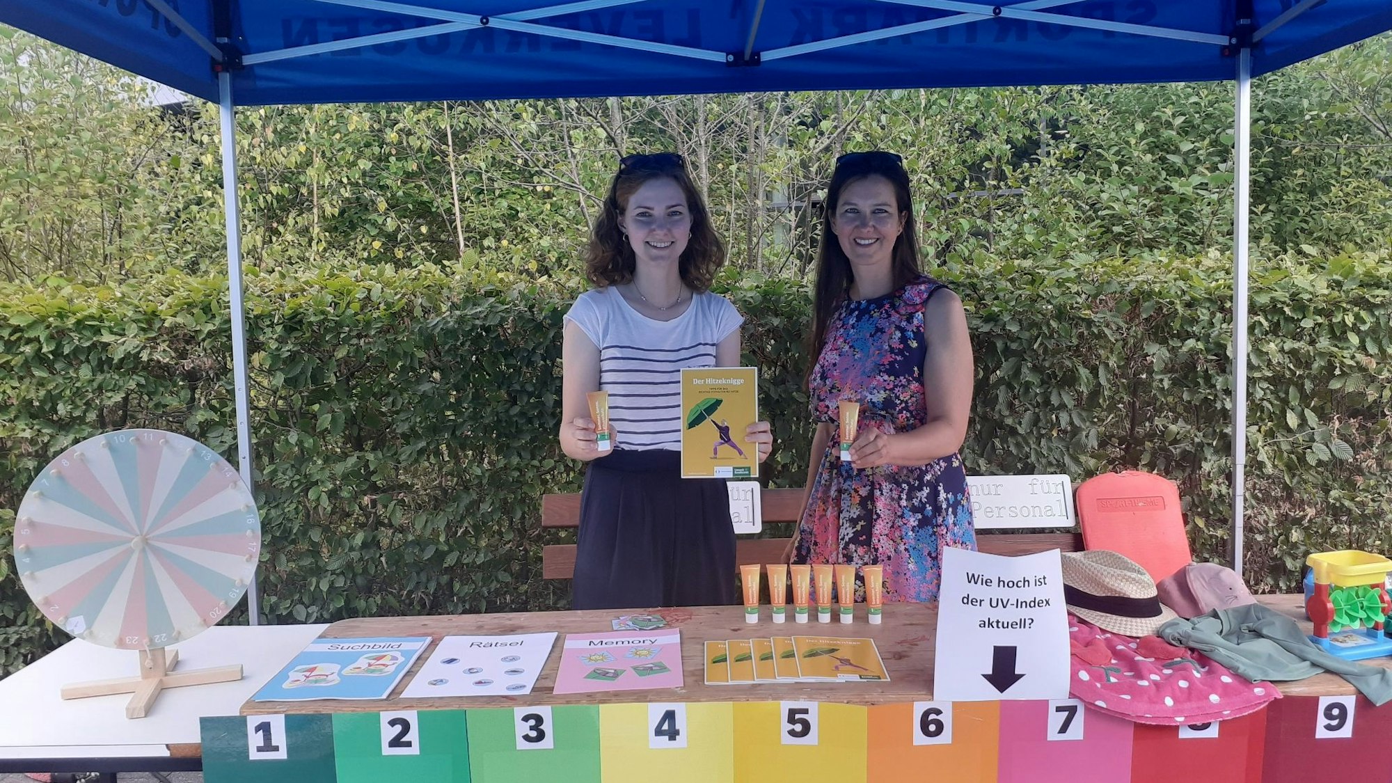 Anika Küppers und Viktoria Daniel zeigten den Leverkusenern, wie wichtig das Eincremen beim Sonnenbaden ist.