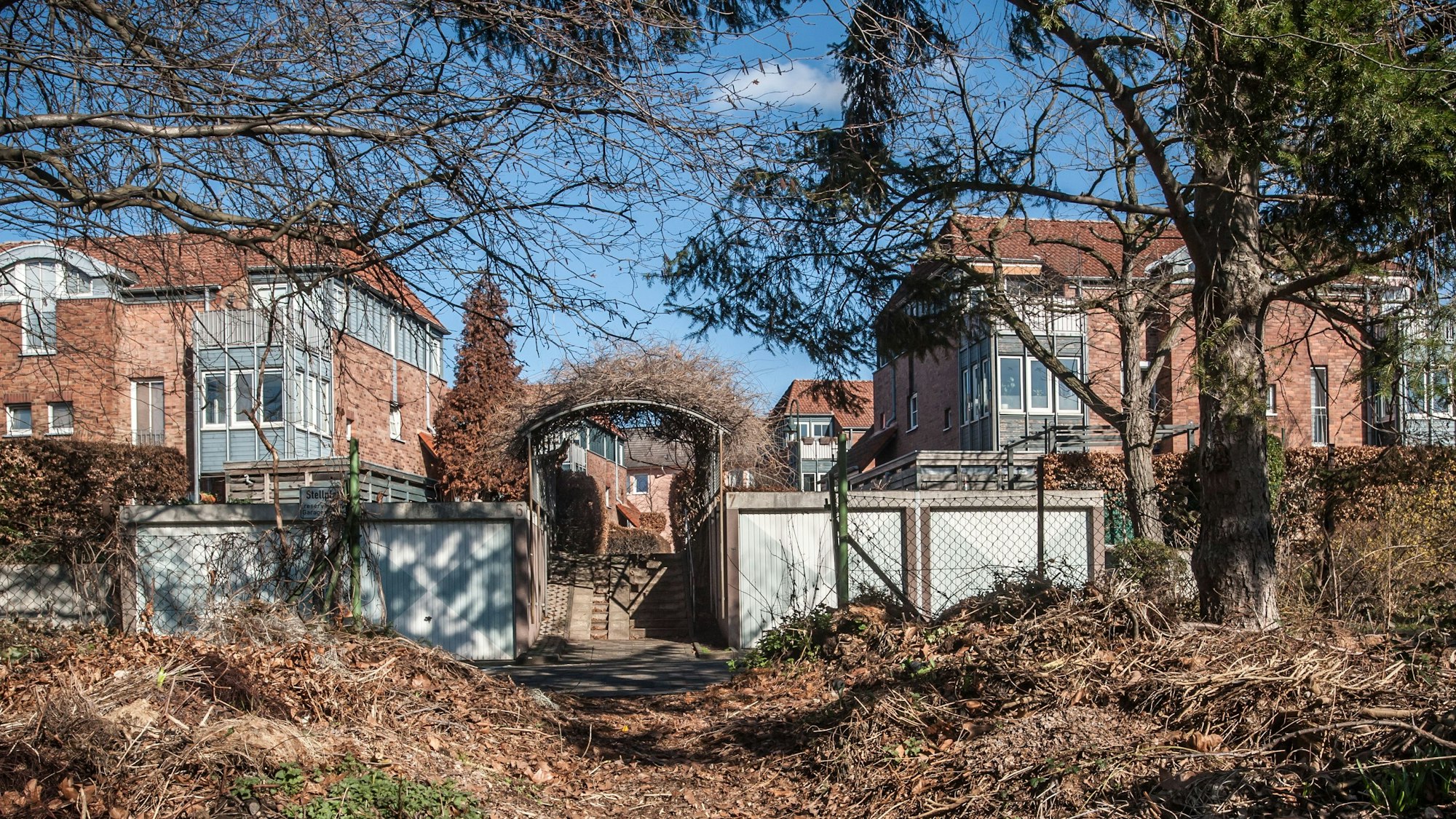 Bunker und Freifläche neben der Siedlung Kreuzhof an der Niederfeldstraße in Wiesdorf