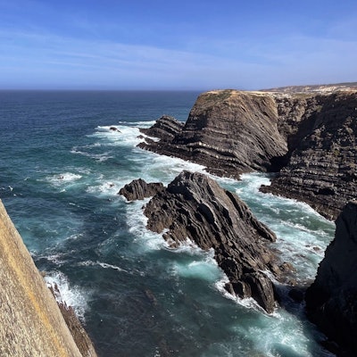 Portugal, Cabo Sardao: Steilklippen am Cabo Sardao. Derzeit ist der Nordatlantik so warm wie noch nie um diese Jahreszeit seit Beginn der Satellitenmessungen vor 40 Jahren.