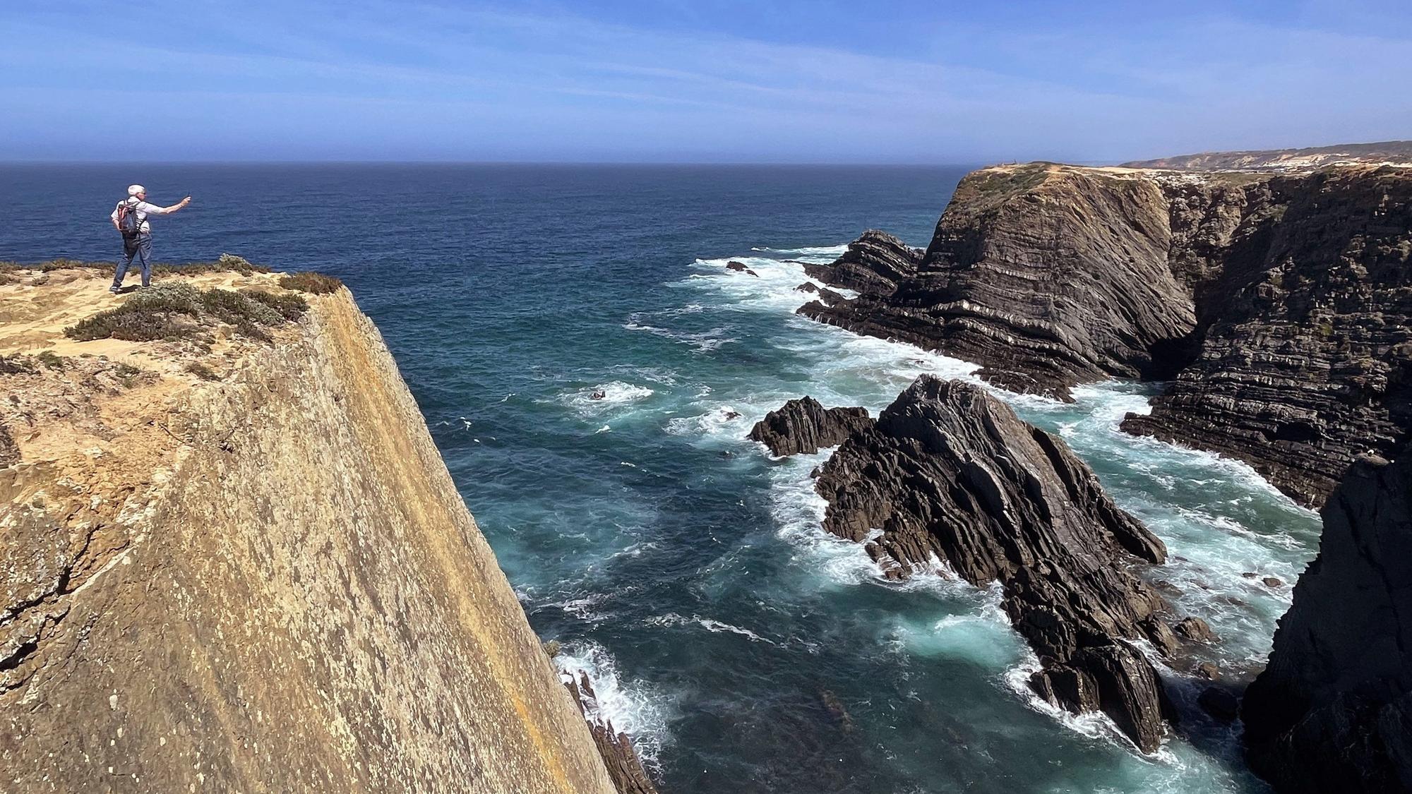 Portugal, Cabo Sardao: Steilklippen am Cabo Sardao. Derzeit ist der Nordatlantik so warm wie noch nie um diese Jahreszeit seit Beginn der Satellitenmessungen vor 40 Jahren.