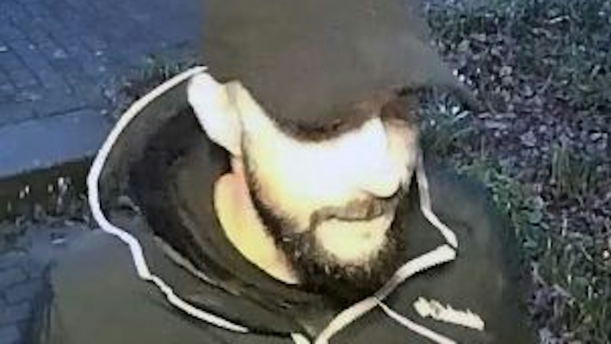 Einer der Tatverdächtigen eines Einbruchs in Köln-Chorweiler, der sich im Februar ereignet hat.