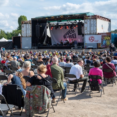 Ein Konzert auf dem Gelände der Südbrücke in Poll im Sommer 2021