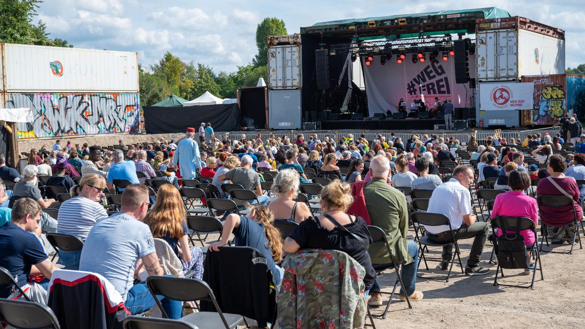 Ein Konzert auf dem Gelände der Südbrücke in Poll im Sommer 2021