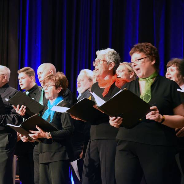 Die Sängerinnen und Sänger der Chorgemeinschaft Lindlar bei ihrem Konzert im Kulturzentrum.