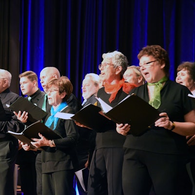 Die Sängerinnen und Sänger der Chorgemeinschaft Lindlar bei ihrem Konzert im Kulturzentrum.