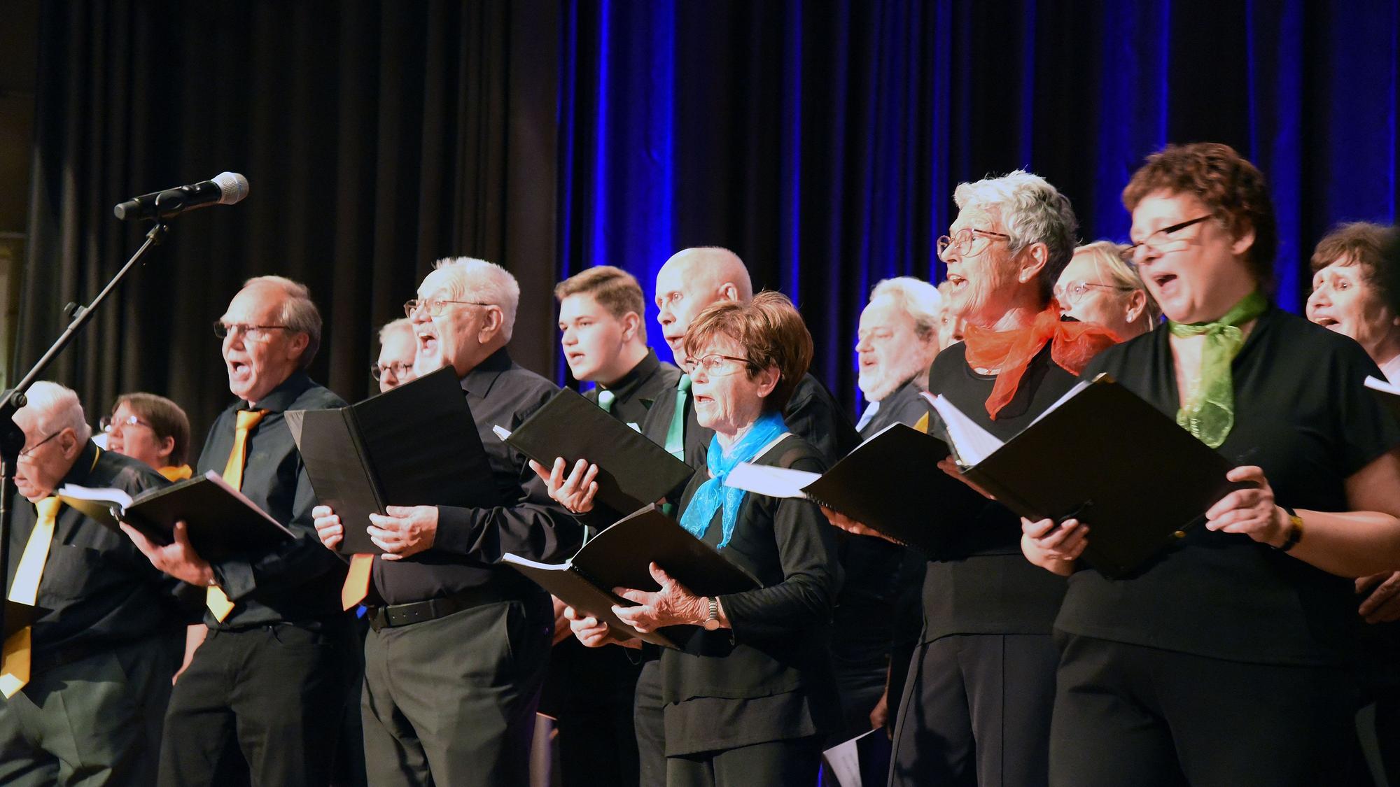 Die Sängerinnen und Sänger der Chorgemeinschaft Lindlar bei ihrem Konzert im Kulturzentrum.