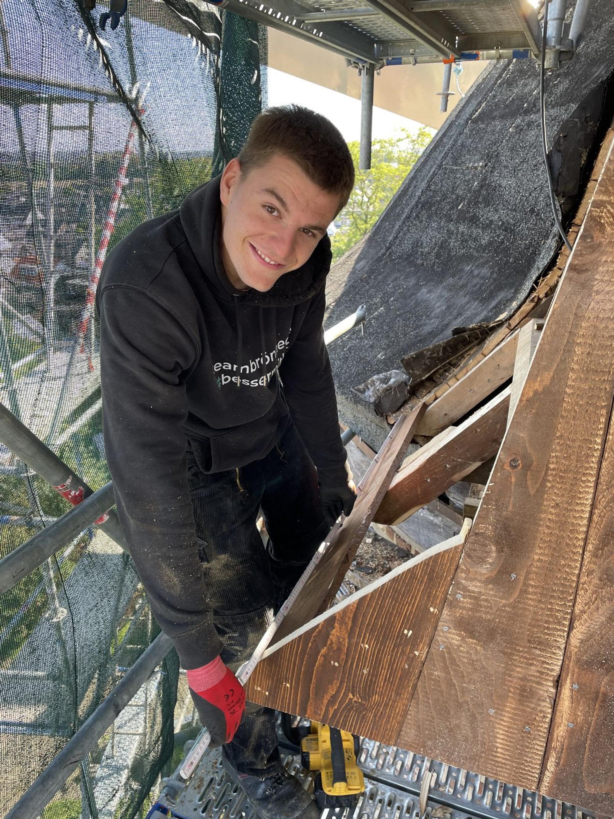 Das Bild zeigt Azubi Uli bei der Sanierung der Stommelner Mühle.