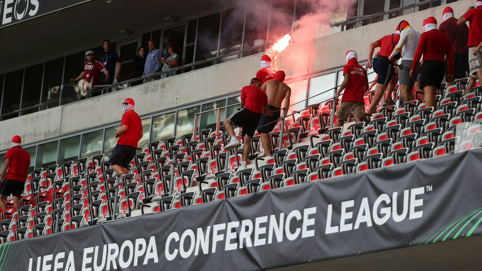Vor den Augen von Trainer Steffen Baumgart kam es in Nizza zu den Ausschreitungen der FC-Fans.