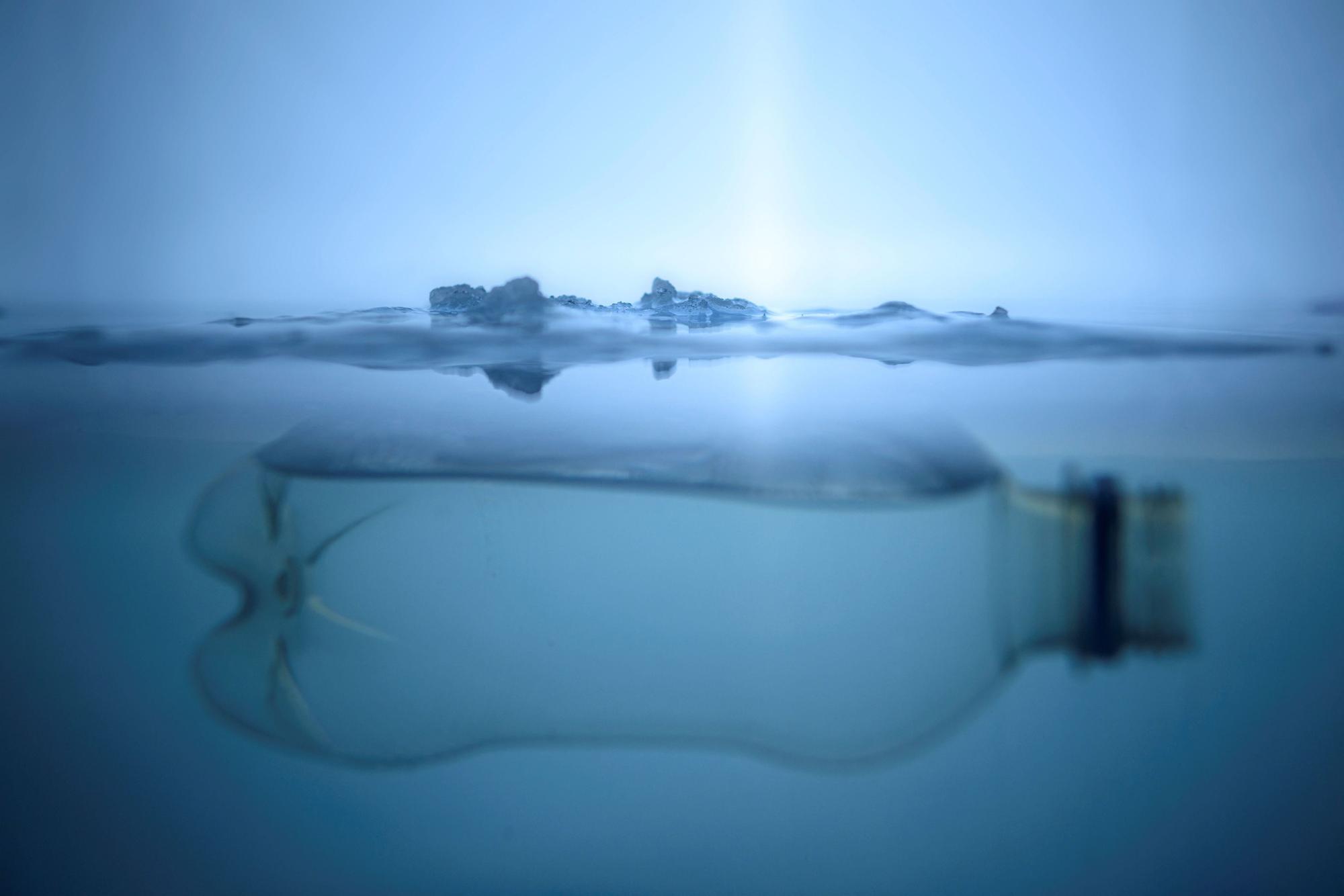 Eine Plastikflasche treibt in Vaasa im finnischen Meer (Archivbild).