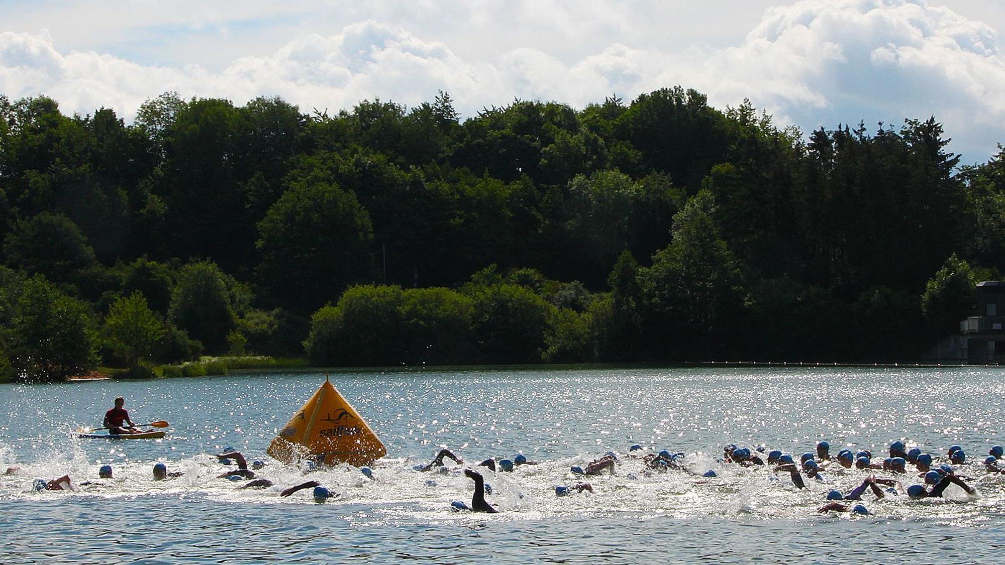 Schwimmer des Eifel-Hero-Triathlons im Freilinger See.
