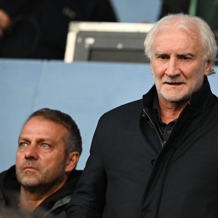 Bundestrainer Hansi Flick (l) und DFB-Sportdirektor Rudi Völler stehen zusammen auf der Tribüne.