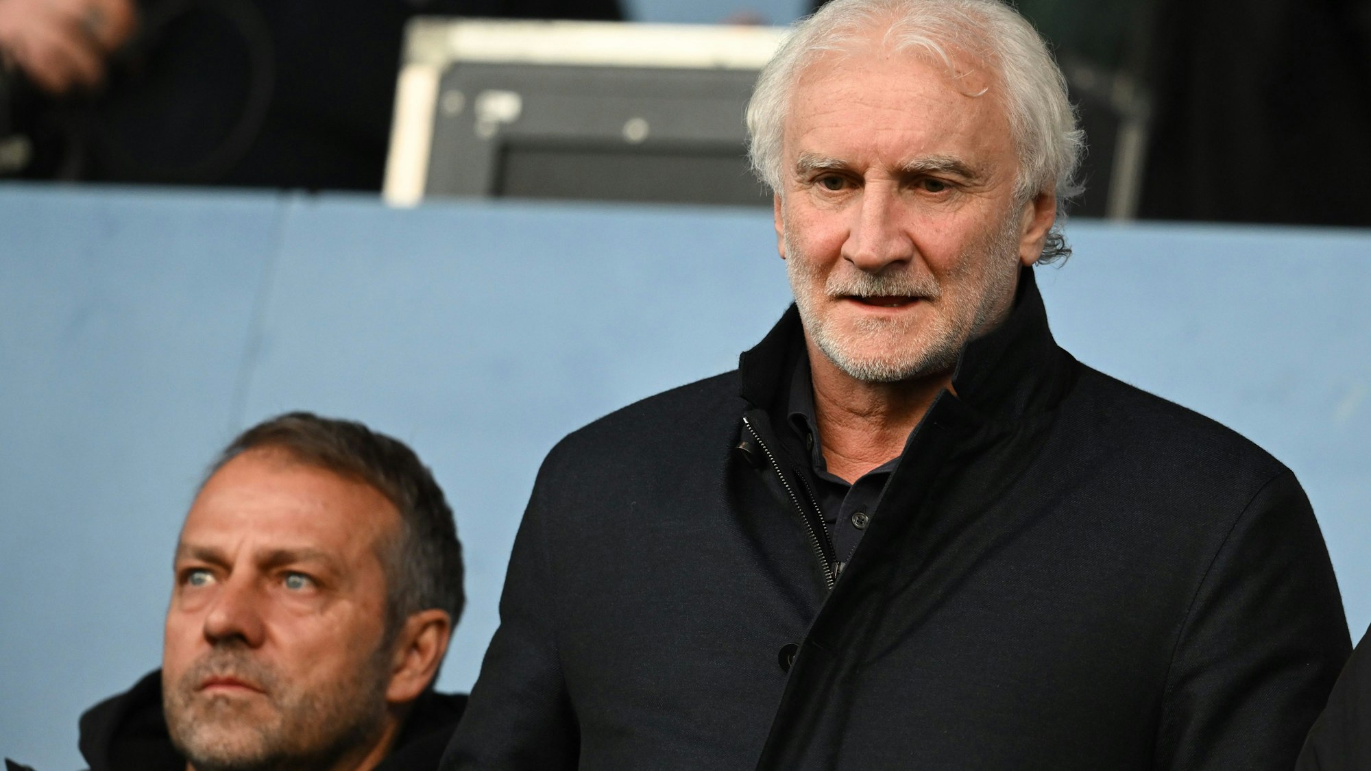 Bundestrainer Hansi Flick (l) und DFB-Sportdirektor Rudi Völler stehen zusammen auf der Tribüne.