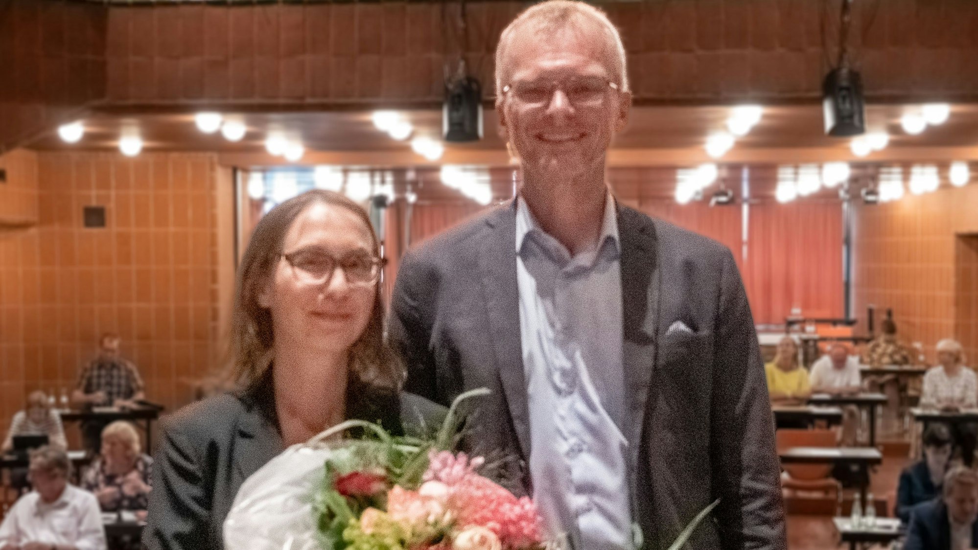 Christine Mehls steht neben Frank Stein.