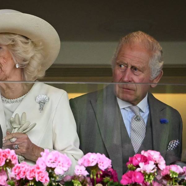 Königin Camilla schaut sich neben ihrem Ehemann, König Charles III., das Pferderennen beim Royal Ascot an.