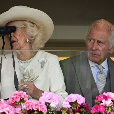 Königin Camilla schaut sich neben ihrem Ehemann, König Charles III., das Pferderennen beim Royal Ascot an.