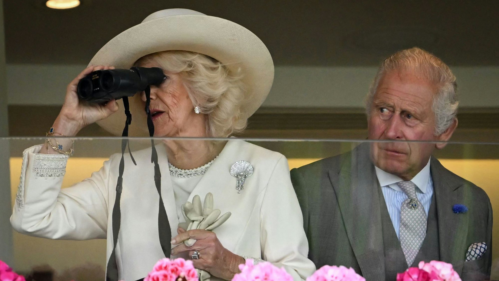Königin Camilla schaut sich neben ihrem Ehemann, König Charles III., das Pferderennen beim Royal Ascot an.