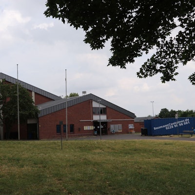 Die Gerhard-Berger-Halle ist ein großer, rot verklinkerter Gebäudekomplex.