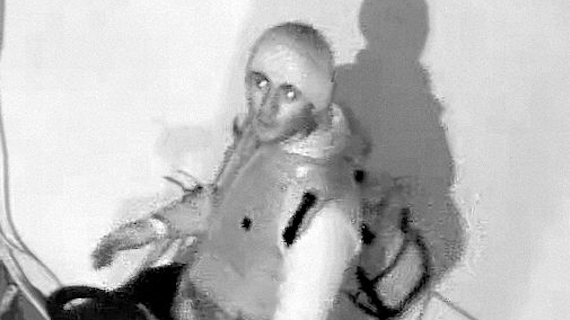 Mit diesem Bild einer privaten Überwachungskamera sucht die Polizei nach dem mutmaßlichen Einbrecher.