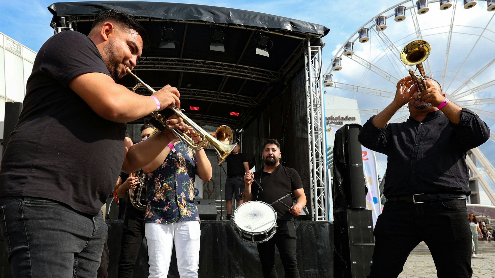 25.06.2022
Köln:
„Sommer Köln“ mit „HafenSounds“ – einem neuem Musikfestival auf dem Platz vor dem Schokoladenmuseum
Avandgrad Brass Band Kamber Kanturski