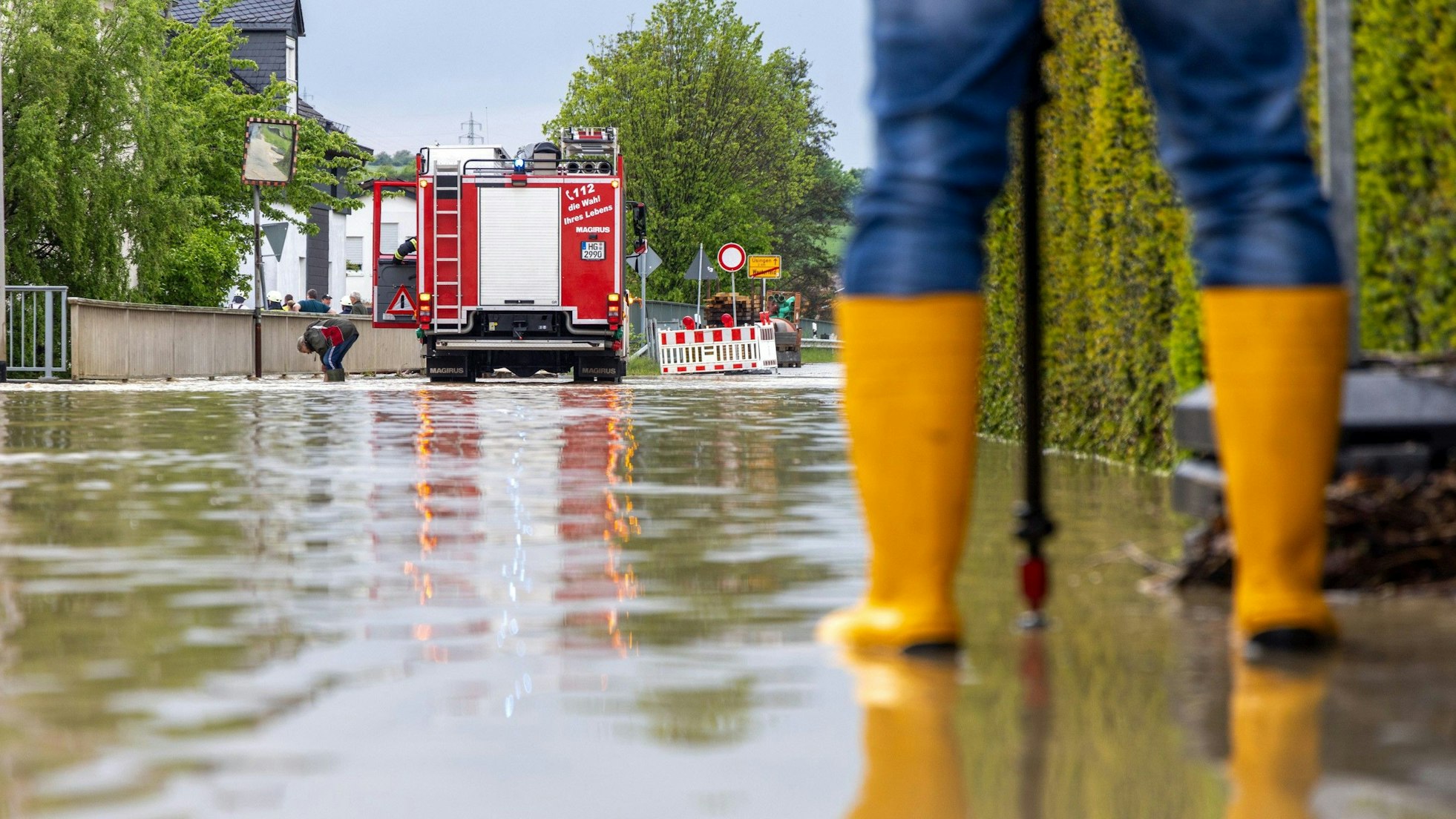 Feuerwehrleute arbeiten in einer überschwemmten Straße (Archivfoto).