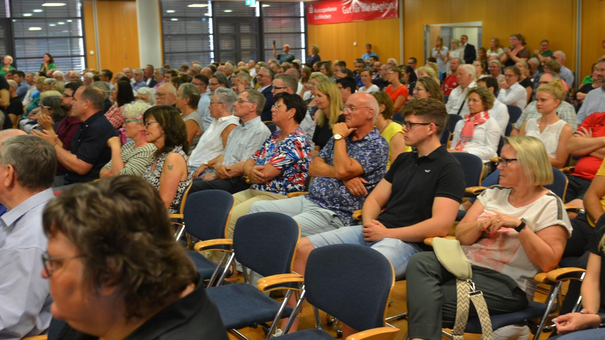 Zuschauer im S-Forum der Kreissparkasse hören konzentriert zu.