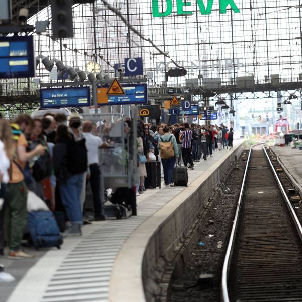 Fahrgäste warten auf ihre Zugverbindung.