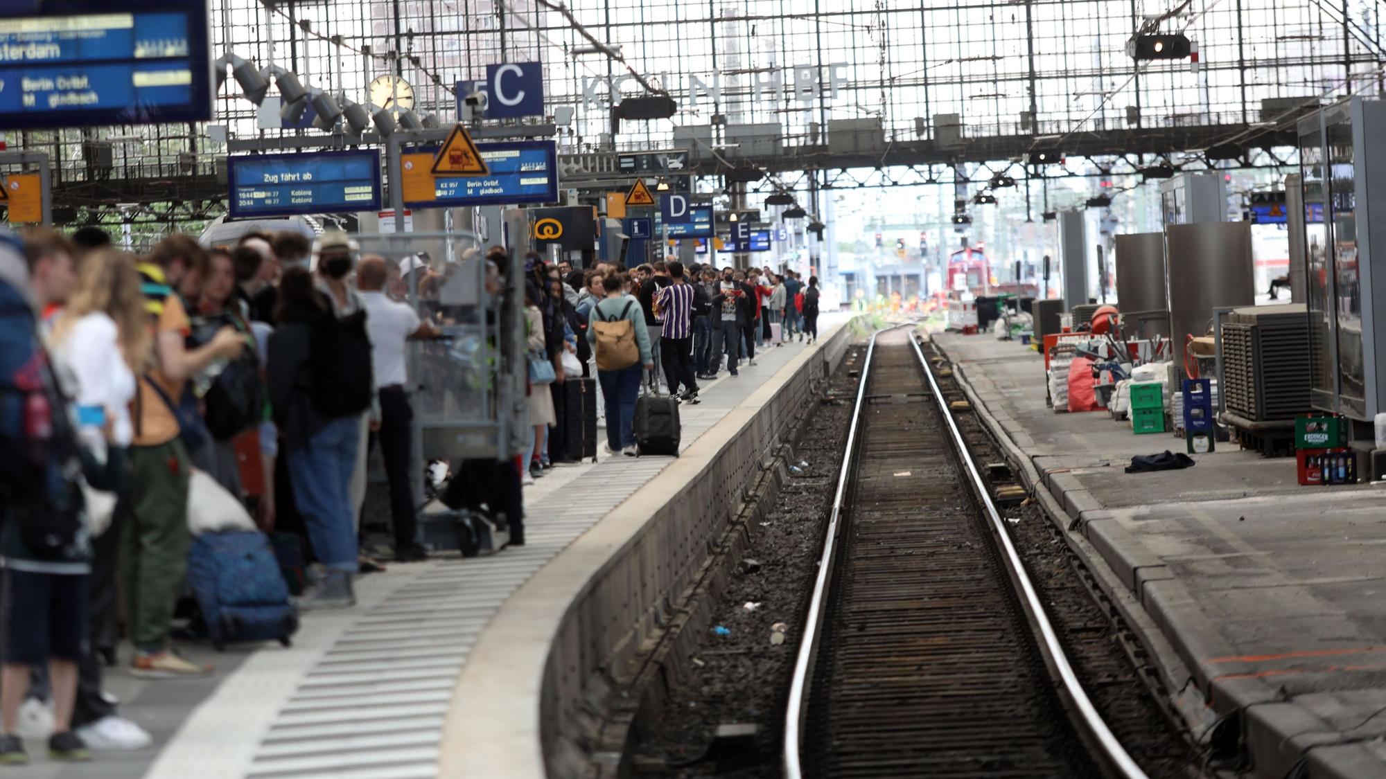 Fahrgäste warten auf ihre Zugverbindung.