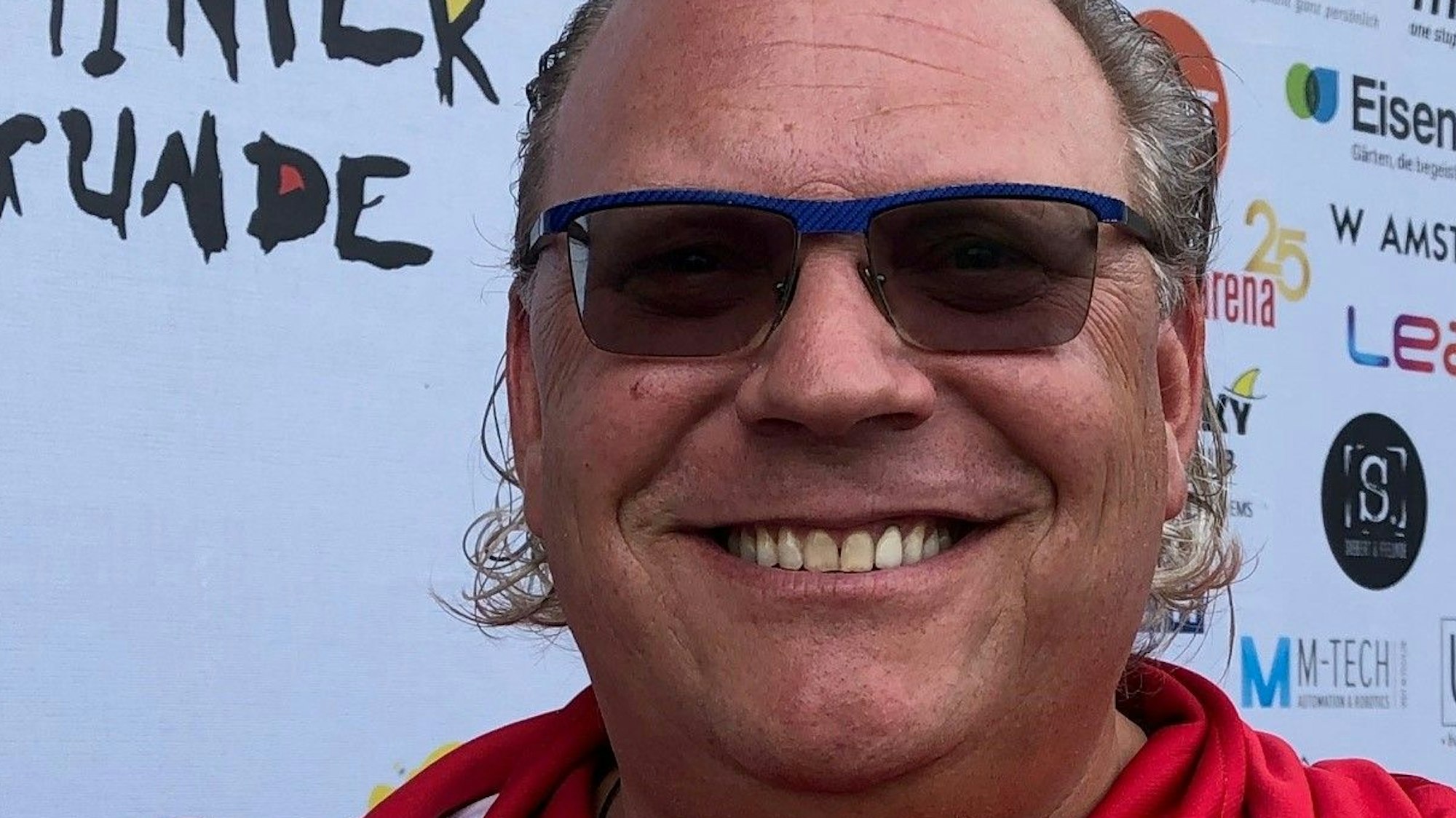 Oliver Dillenburger ist ein Kölner Unternehmer mit Herz für Kinder in Not. Sein Markenzeichen ist die Sonnenbrille