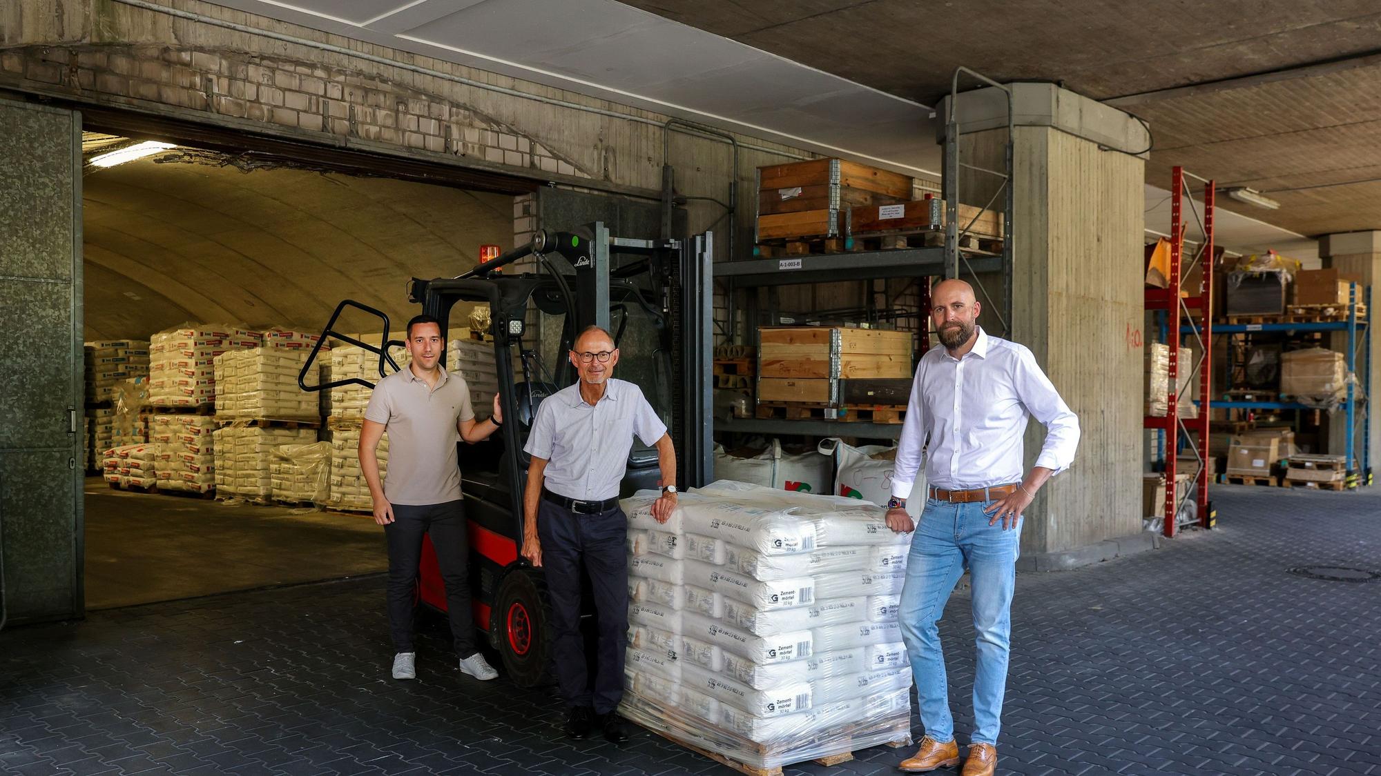 Bastian Widdermann, Peter Doll und Andreas Beckmann (v.l.) unter den Bahnbögen, in denen die Ware gelagert wird