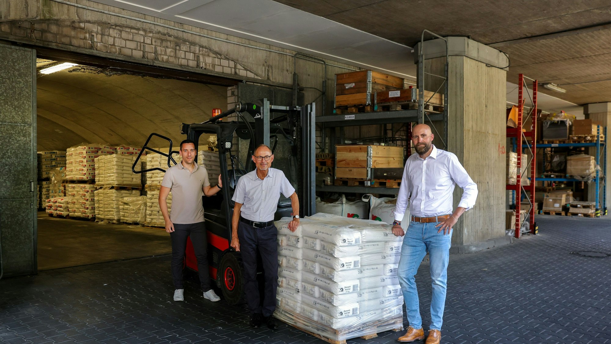 Bastian Widdermann, Peter Doll und Andreas Beckmann (v.l.) unter den Bahnbögen, in denen die Ware gelagert wird