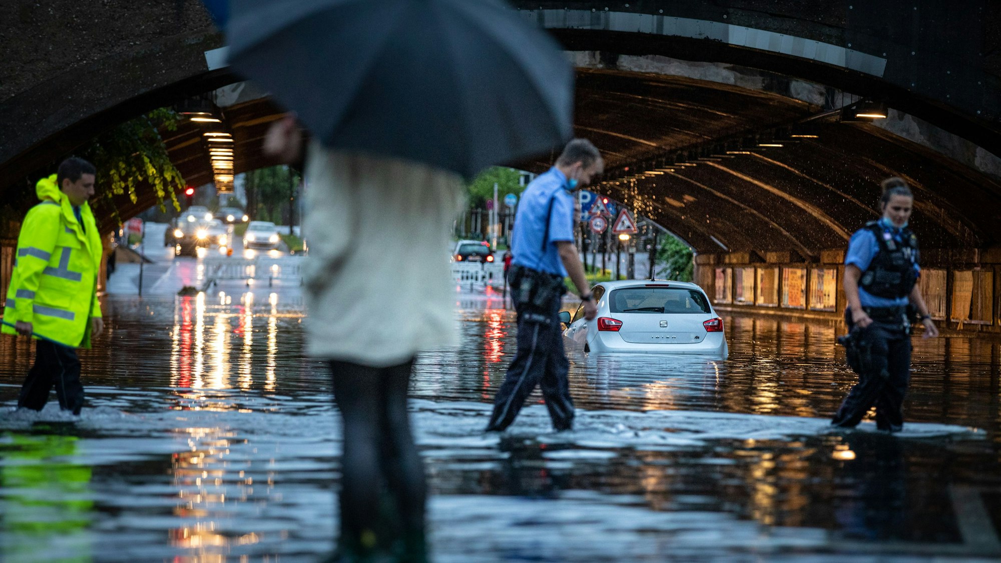 Die Unterführung zwischen Pohligstraße und Weißhausstraße ist komplett überflutet und ein Auto ist im Wasser stecken geblieben. Dauerregen hat im Juli 2021 zu zahlreichen Schäden in Köln geführt.