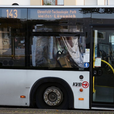 Zu sehen ist ein KVB-Bus der Linie 143 an der Haltestelle Rochusplatz.