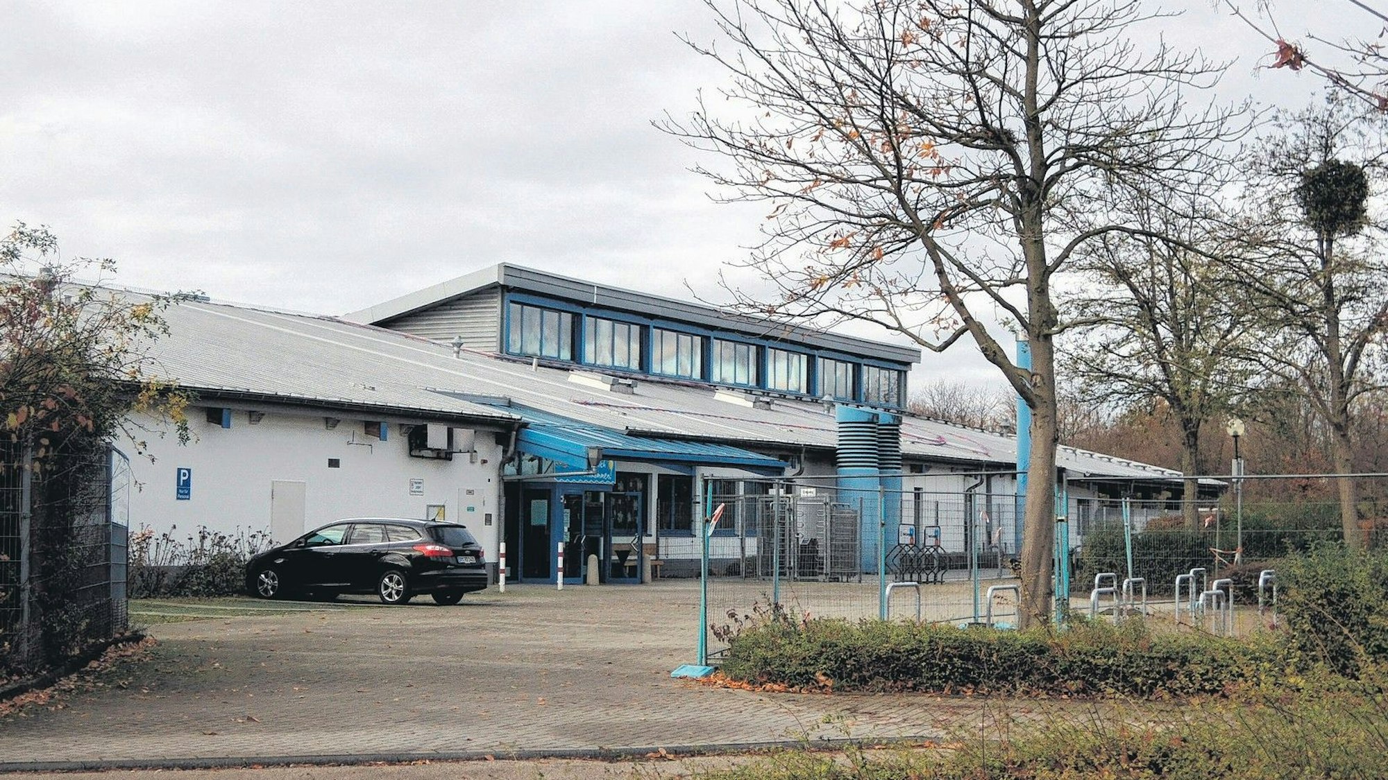 Das Foto zeigt die Erftlagune von außen.