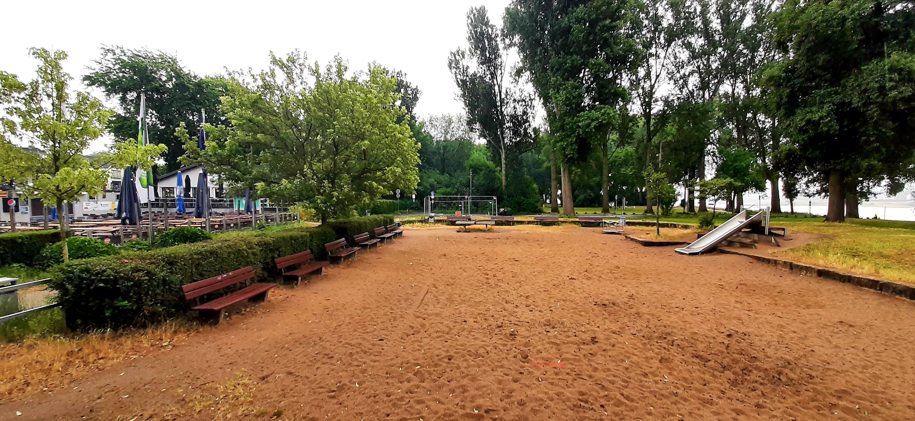 Die Spielgeräte auf dem Hitdorfer Spielplatz sind vorübergehend weg.