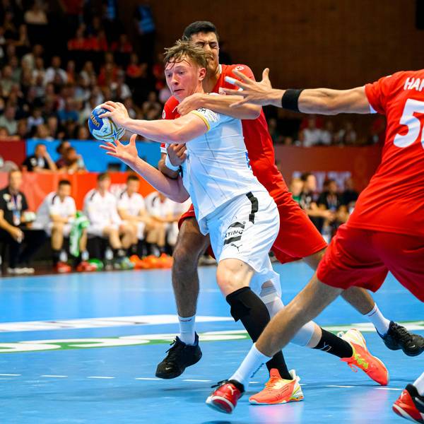 Ein Handballer in einer Spielsitiuation.