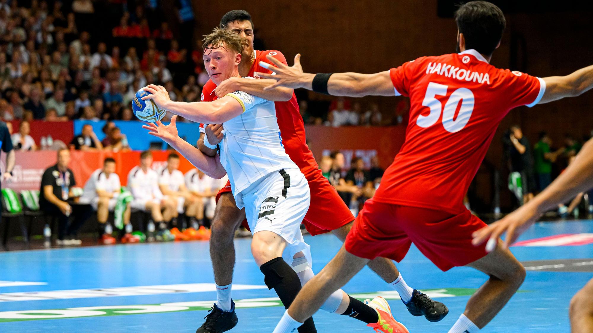 Ein Handballer in einer Spielsitiuation.