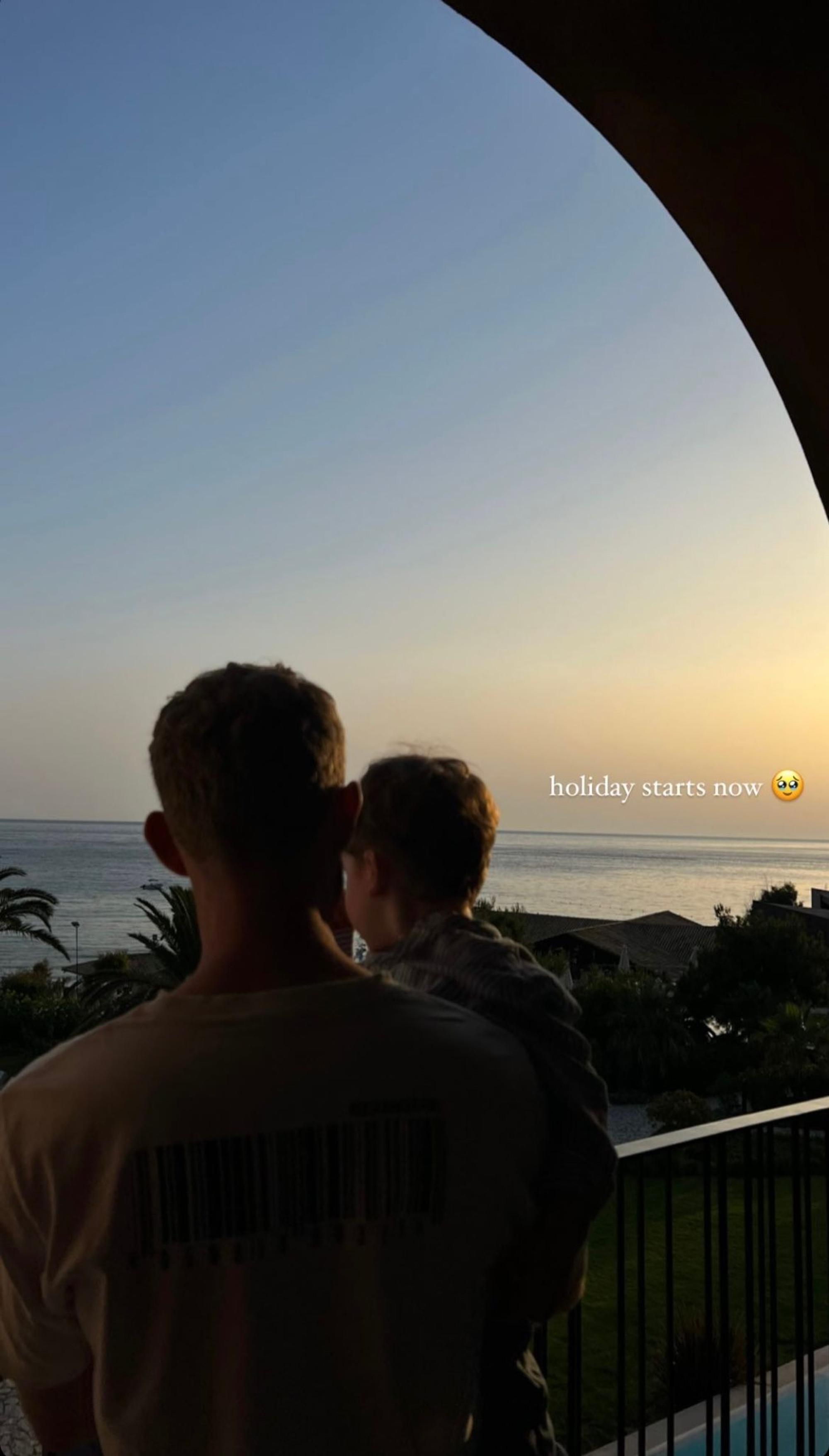 Florian Kainz mit seinem Kind auf dem Arm im Urlaub in Griechenland.