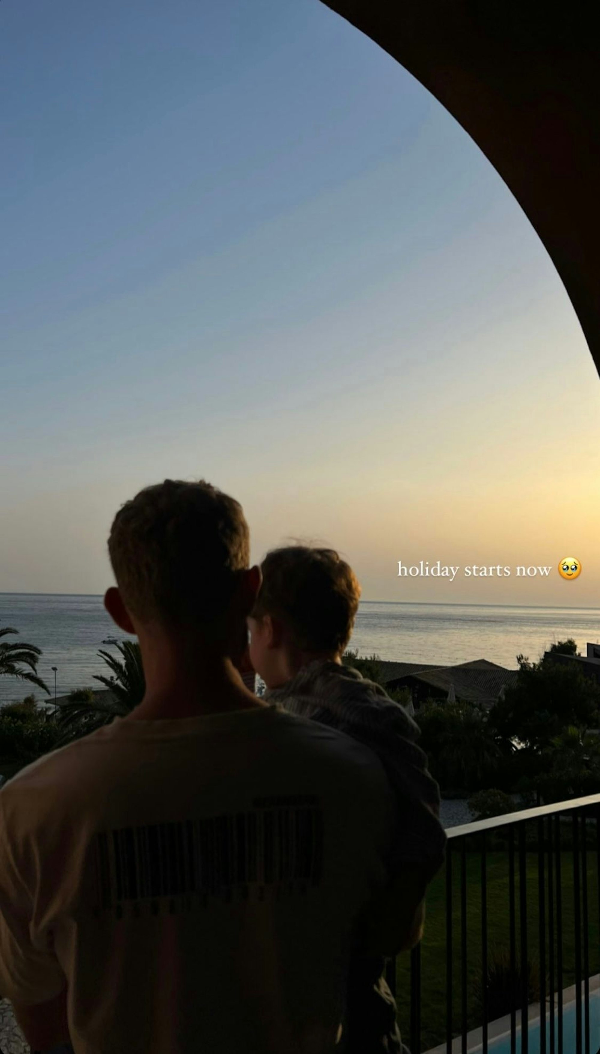 Florian Kainz mit seinem Kind auf dem Arm im Urlaub in Griechenland.