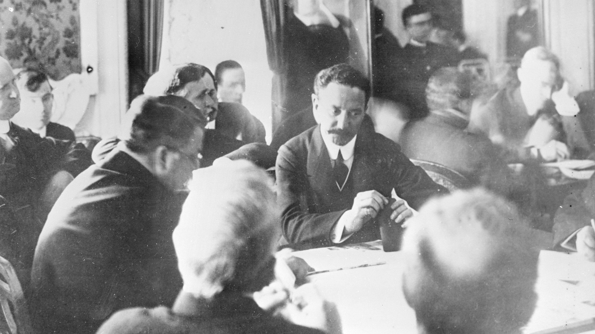 J Bruce Ismay (mit Schnurrbart, der Kamera zugewandt), einer der Überlebenden der Titanic, sagt vor dem US-Senat zur Untersuchung der Katastrophe aus.