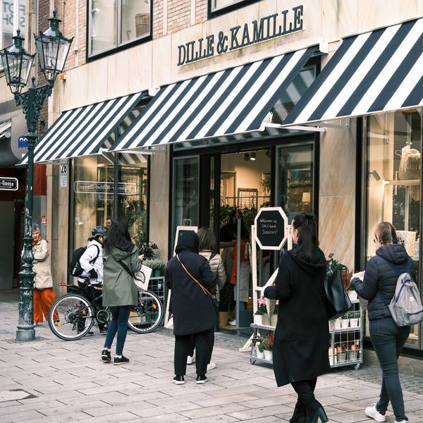 Kundinnen und Kunden stehen vor einer Filiale des Einrichtungshauses „Dille & Kamille“ in der Düsseldorfer Altstadt.
