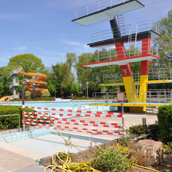Die Becken im Elsdorfer Freibad sind abgesperrt mit Flatterband und bleiben vorerst leer. Bis 2025 muss das Bad saniert werden.