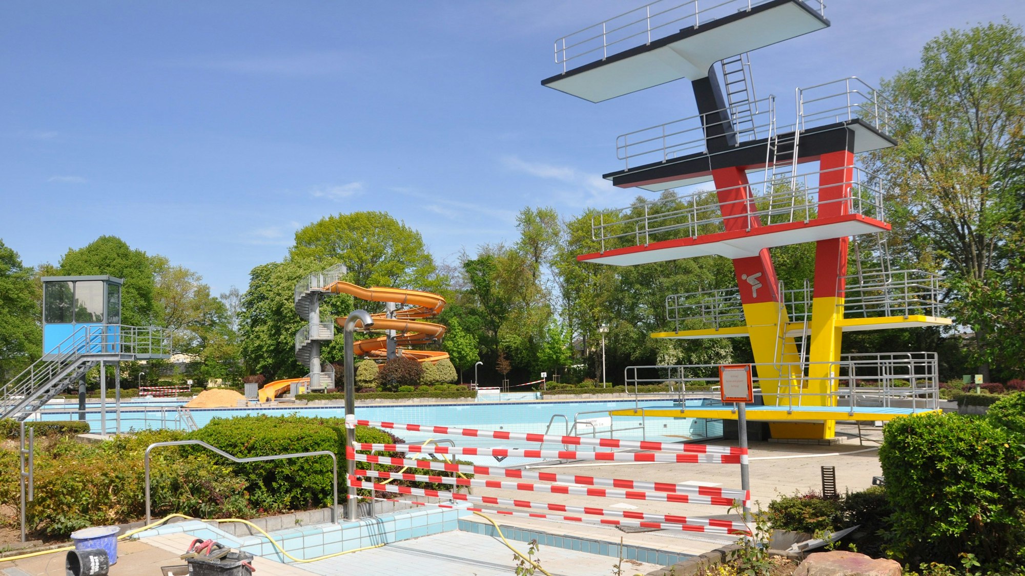 Auf dem Foto ist das Freibad Elsdorf mit Sprungturm und Rutsche zu sehen.