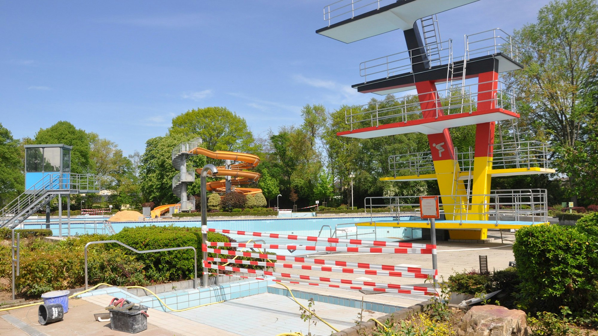 Die Becken im Elsdorfer Freibad sind abgesperrt mit Flatterband und bleiben vorerst leer. Bis 2025 muss das Bad saniert werden.