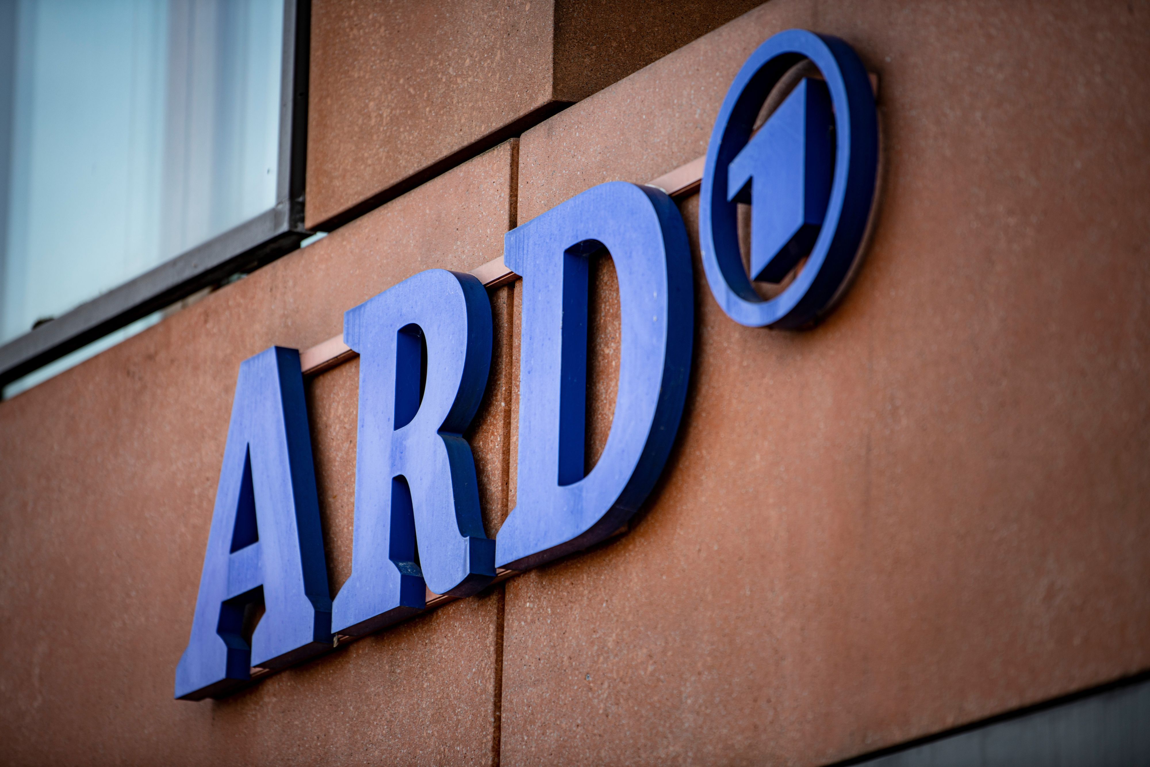 Das ARD-Logo hängt an einer Fassade