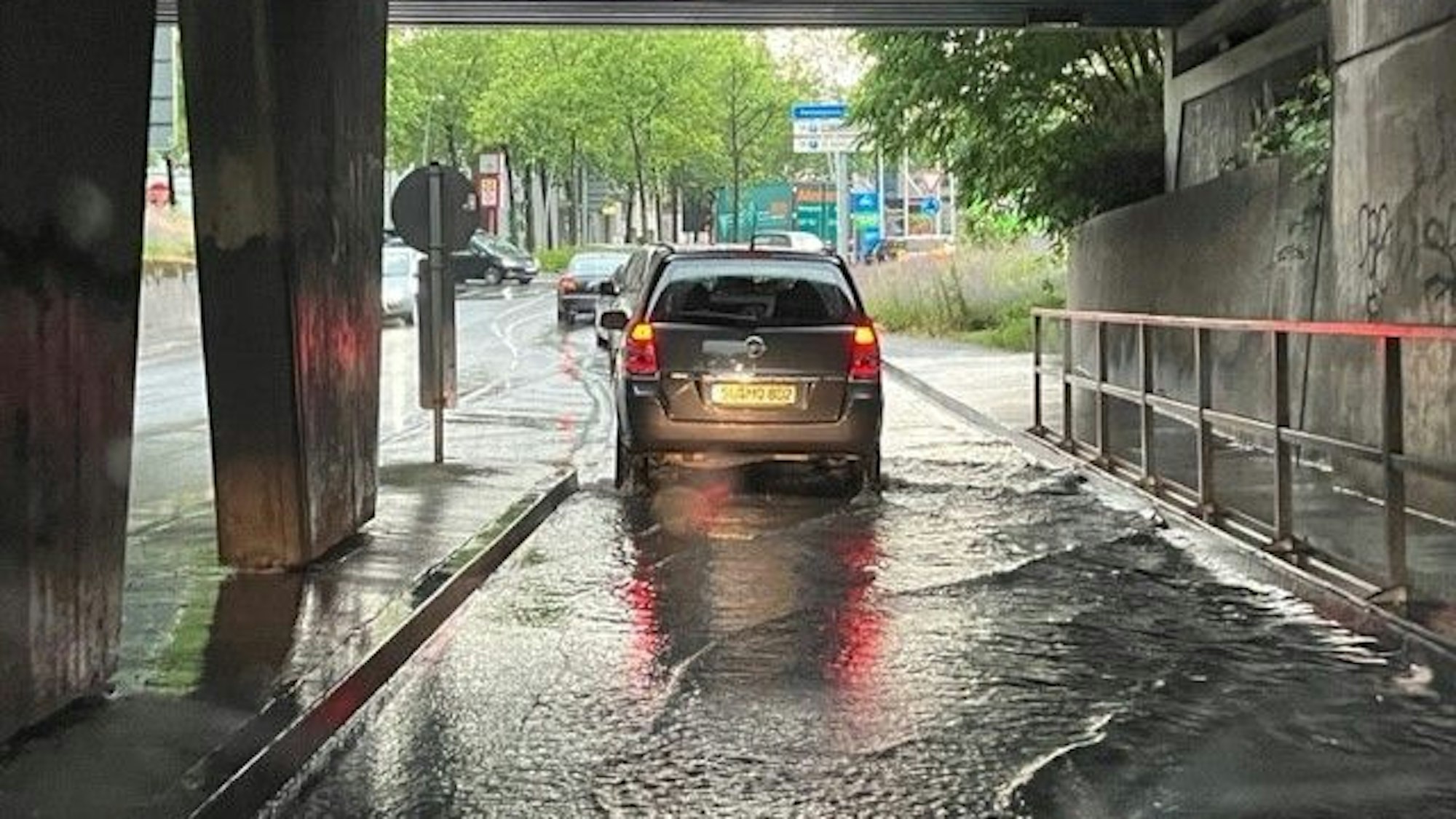 Unwetter in Siegburg am Donnerstag an einer Unterführung an der Bonner Straße.