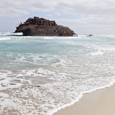Das Schiffswrack des spanischen Frachters Cabo Santa Maria rostet vor dem Strand Praia de Boa Esperanca, Nordküste der Insel Boa Vista.